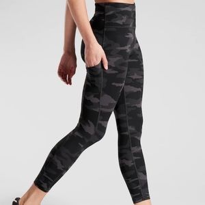 Athleta camo stash pocket 7/8 leggings